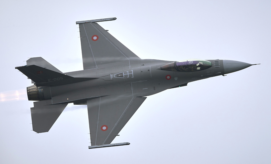 Dansk F-16 malet i samme farver som det kommende danske F-35. Foto: Flyvevåbnets Fototjeneste
