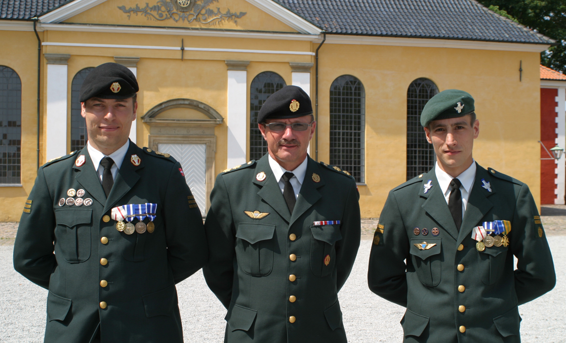André Pugerup Christensen (til venstre), Gardehusarregimentet i Slagelse og Georg Arne Petersen (til højre), Danske Artilleriregiment i Varde modtager Forsvarets medalje for Tapperhed.