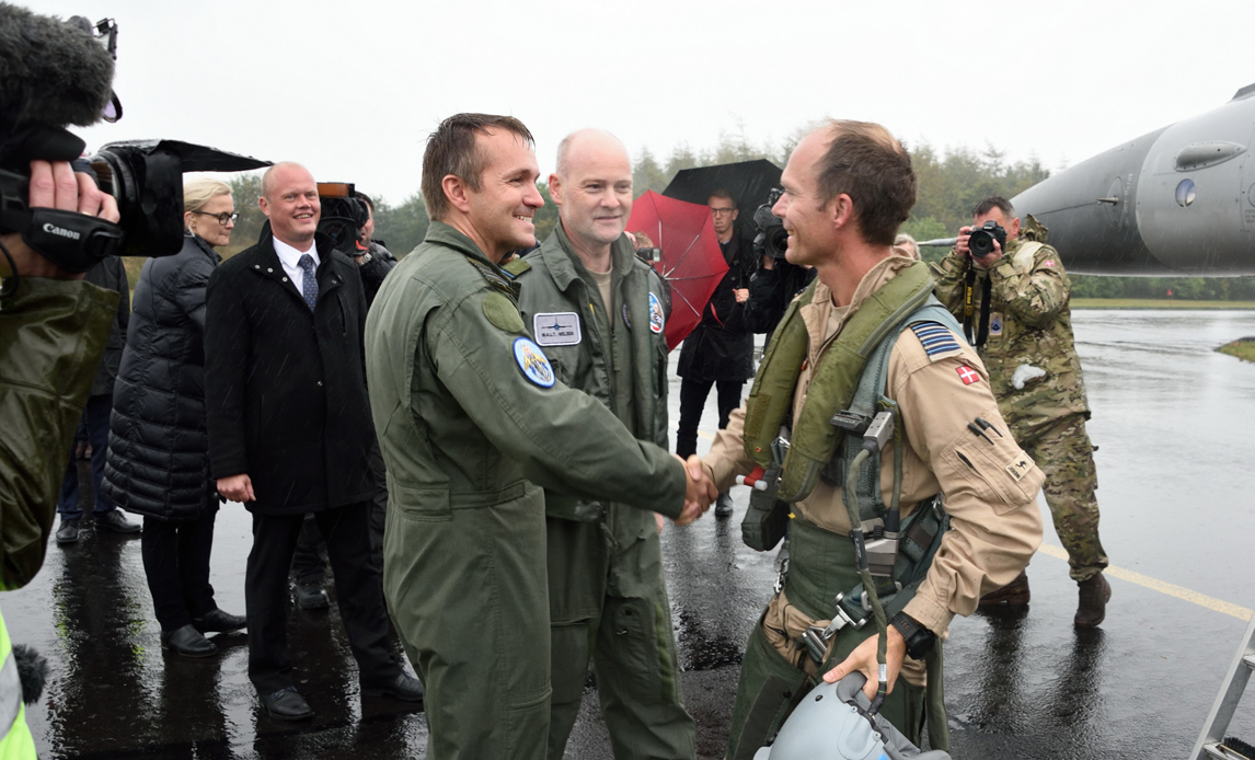 Til at tage imod holdet, der kom hjem, var chefen for Fighter Wing Skrydstrup, oberst Anders Rex og chefen for Flyverstaben, generalmajor M.A.L.T Nielsen og forsvarsminister Peter Christensen.