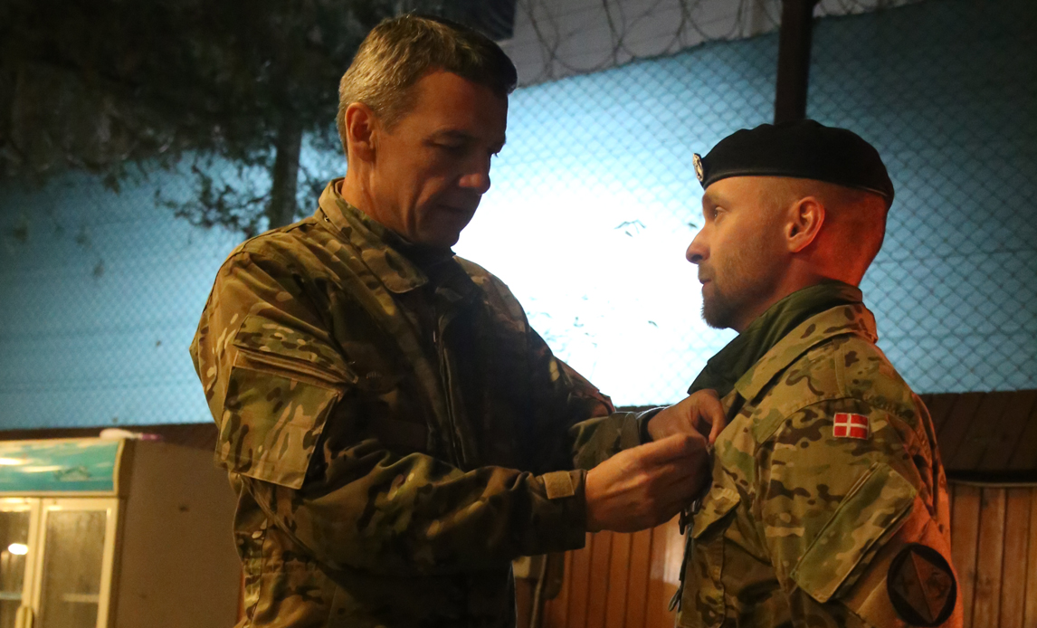 Premierløjtnant Mads bliver dekoreret med Forsvarets medalje for fremragende tjeneste. Foto taget i forbindelse med FC's afghanstantur i slutningen af november.