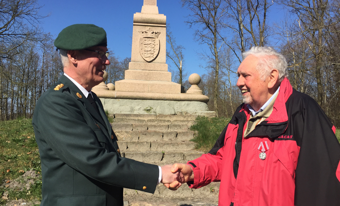 Jens Peter Petersen er i dag blevet tildelt Forsvarets medalje for Særlig Fortjenstfuld Indsats for i mere end 65 år frivilligt at have passet monumentet for slaget ved Sankelmark. Det er oberst Ole Køppen - chef for Krigergravstilsynet, der overrækker medaljen.