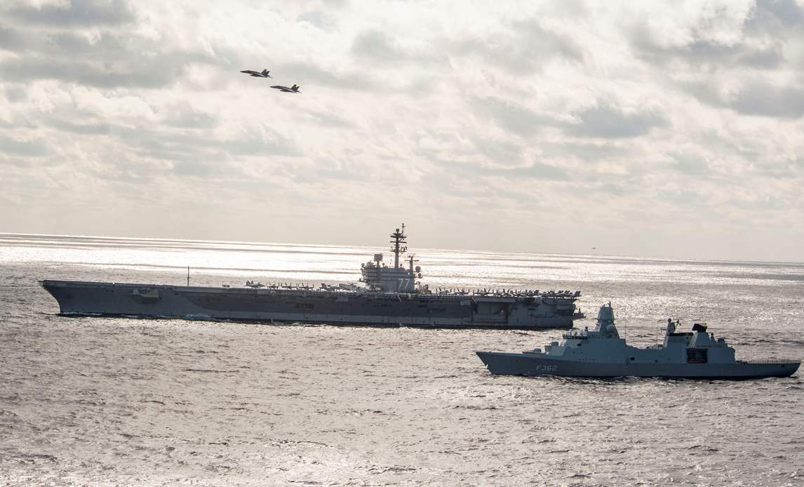 Fregatten F362 Peter Willemoes og hangarskibet USS George H.W. Bush fotograferet 16. december 2016 i Atlanterhavet under øvelsen CX2, hvor fregatten var med Carrier Strike Group 2.