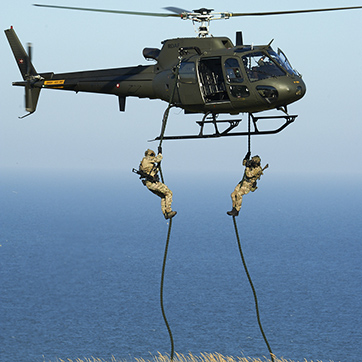 Fastrope fra Fennec-helikopter