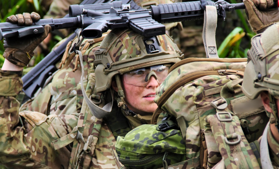OSO-kadetter på vej gennem vandpassage i Karup å.