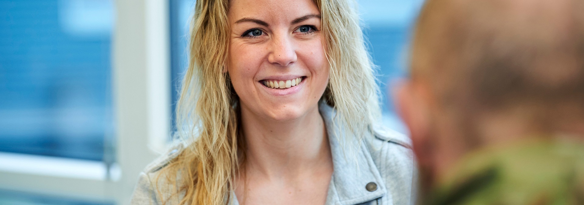 Kvindelig civil administrationsassistent hjælper soldat på kontoret.