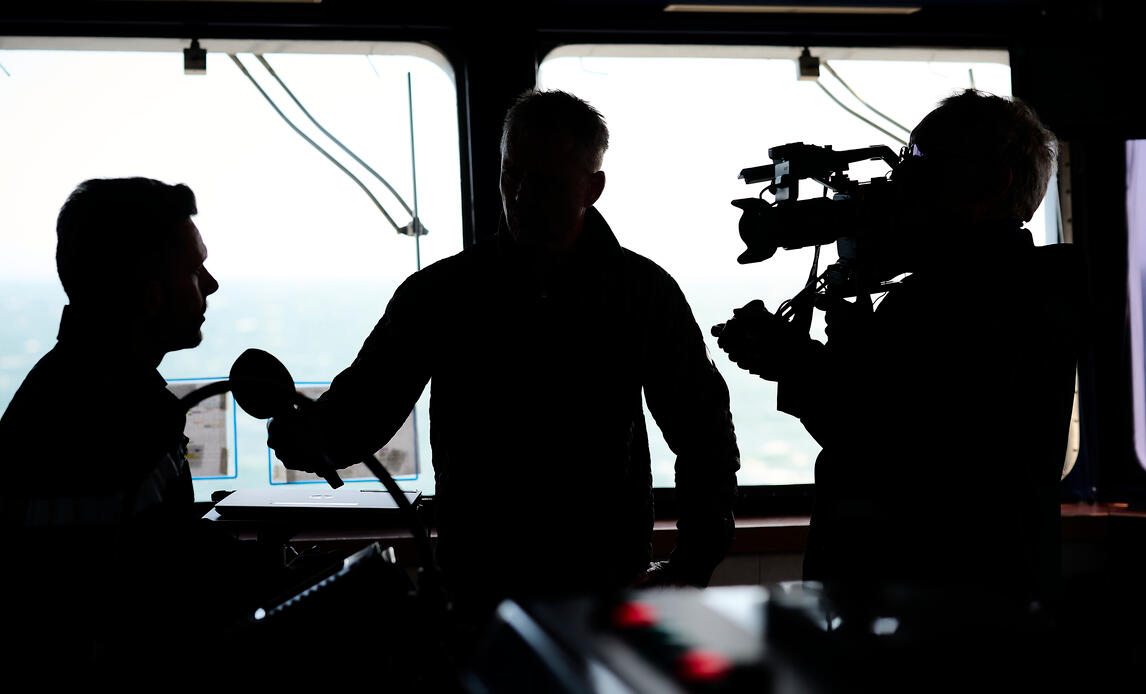 Kamerahold fra TV2 i færd med interviews på skibet