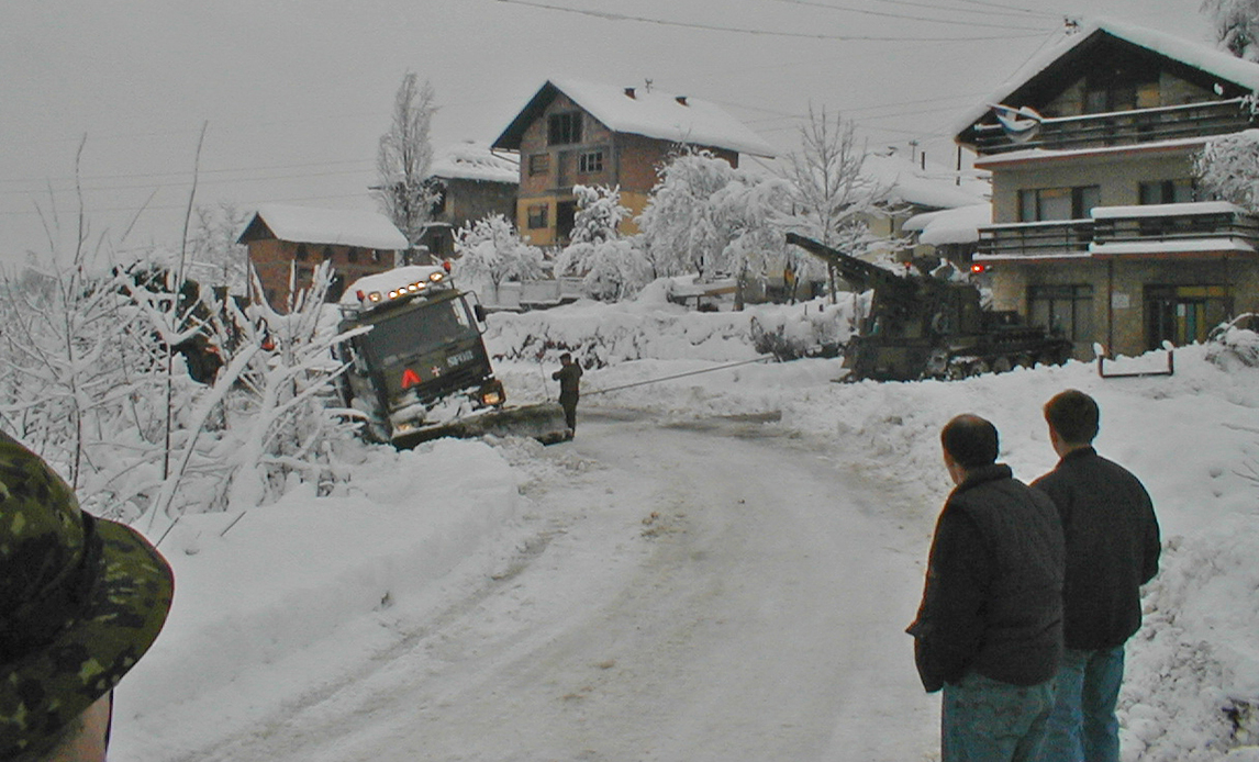 Soldater fra Trænregimentet på Bjærgningsopgave på vej op af Ciganiste Bosnien 1999.
