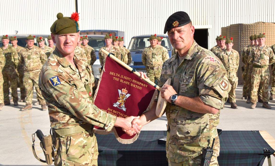 Næstkommanderende i Building Partner Capacity Major Rob fra Delta Kompagniet og Chefen for BPC og DANCON, Oberstløjtnant Jesper Møller-Pedersen markerer overdragelsen til danskerne.