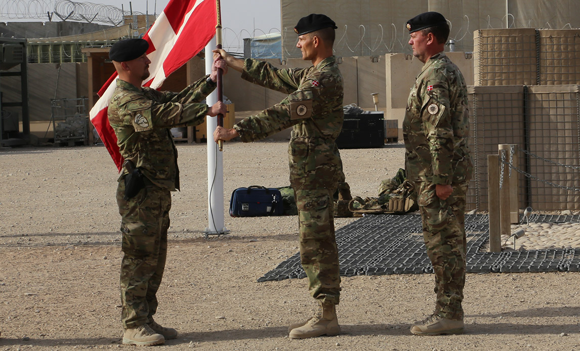 Anders M. Pedersen i midten ved overdragelsesceremoni fra ISAF hold 15 til ISAF hold 16 8. august 2013. En af de sidste opgaver som styrkechef er at overdrage ansvaret til sin efterfølger.