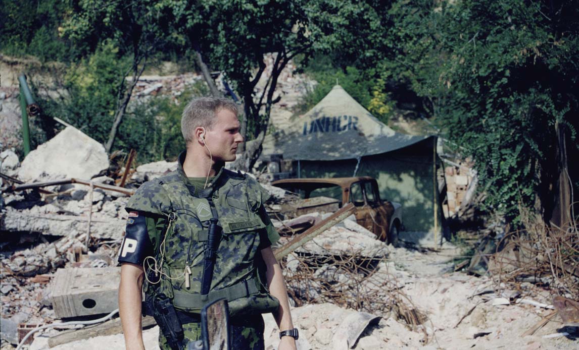 MP ved flygtingelejr.