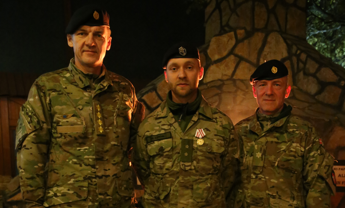 En af de ni soldater - premierløjtnant Mads - modtog senere Forsvarets Medalje for Fremragende Tjeneste. Han ses i midten. Til venstre er forsvarschef general Peter Bartram og til højre brigadegeneral Morten Danielsson.