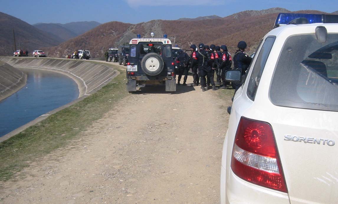 Enheder fra EU-poltistyrken i Kosovo indsat under marsturolighederne i Mitrovica i 2004.