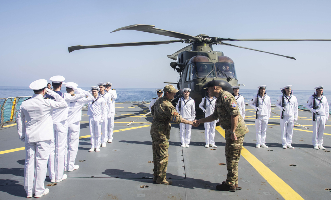 H.K.H. Kronprinsen har besøger den danske fregat Niels Juel.