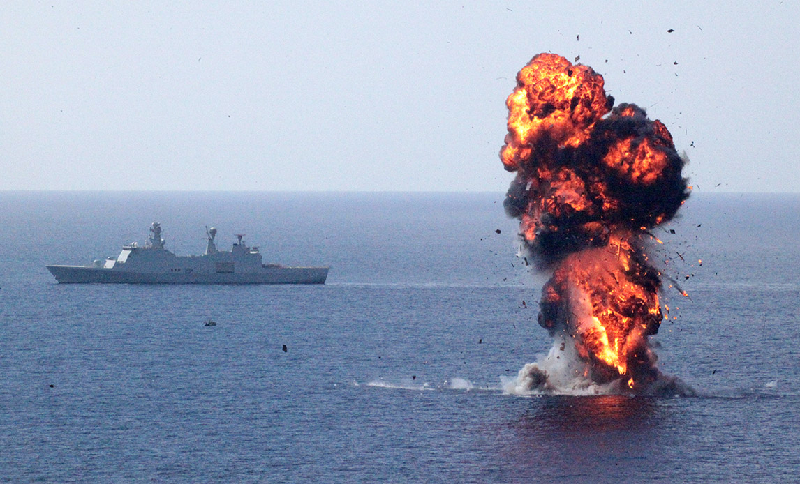 Besætningen fra støtteskibet Esbern Snare sprænger et moderskib for pirater i luften.