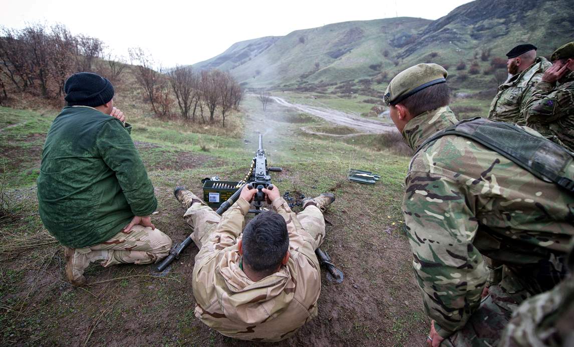 OP SHADER: Skydning med tungt maskingevær var afslutningen på pershmergaernes udannelse.