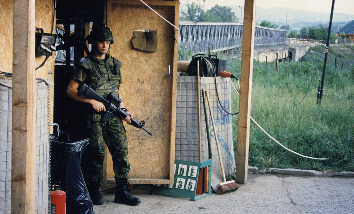 Dansk soldat ved Checkpoint. Billedet er dateret 1997.