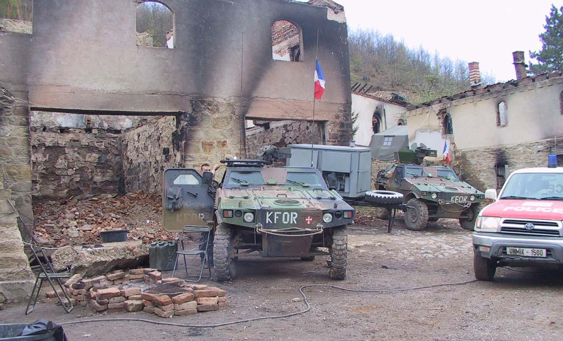 Afbrændte bygninger efter martsurolighederne i Kosovo 2004.