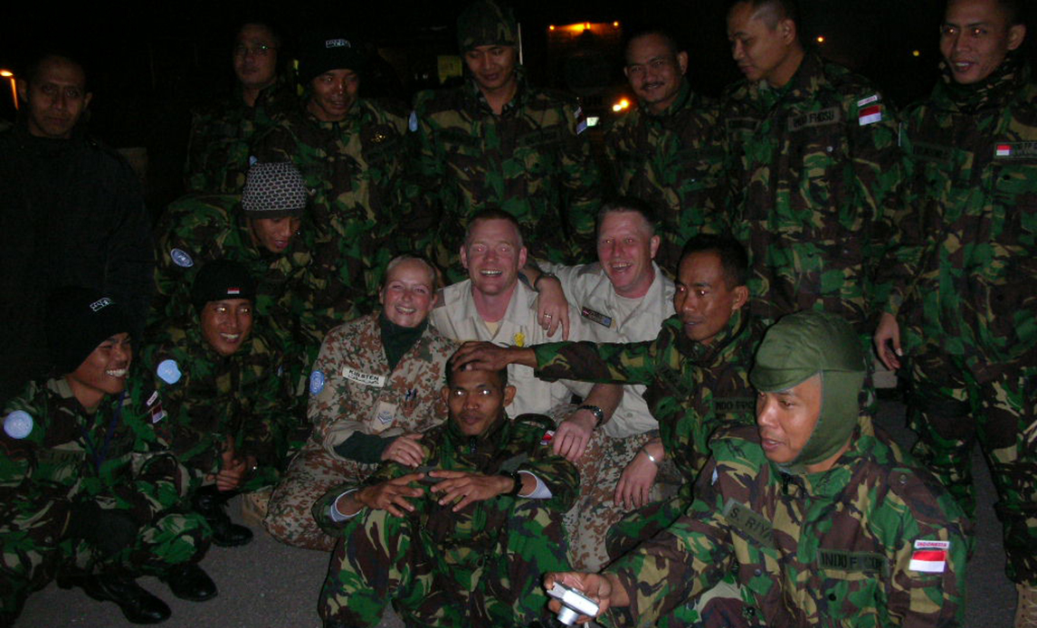 Jesper Ellehauge i midten fejrer nytåret sammen med lejrens indonesiske soldater. Foto: Jesper Ellehauge/Forsvaret.