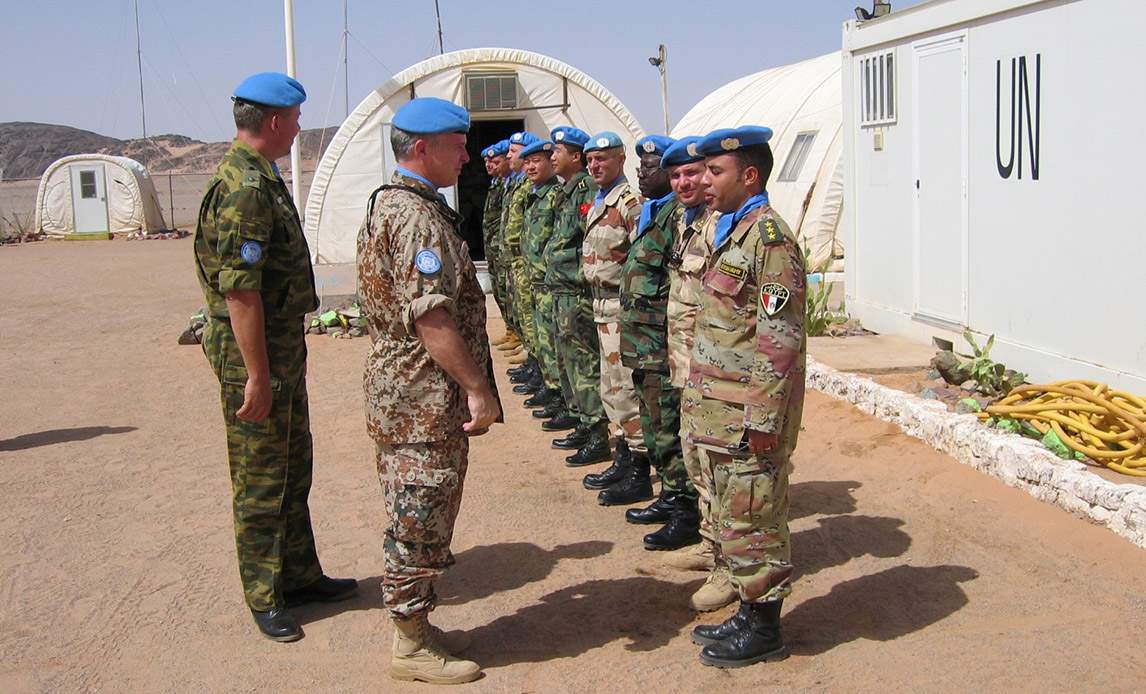 Kurt Mosgaard besøger et teamsite på MINURSO . Han indførte strengere krav til FN -observatørernes engelskkundskaber og køreevner.