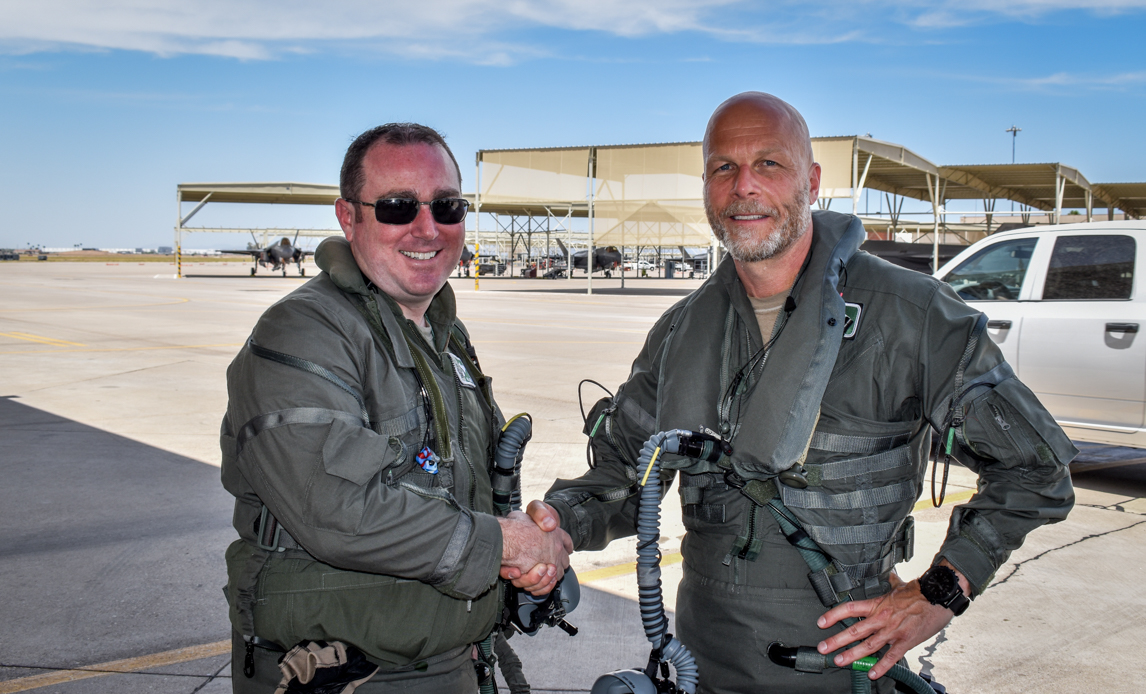 MON (th.) sammen med den amerikanske F-35 pilot og eskadrillechef ’HAIL’.