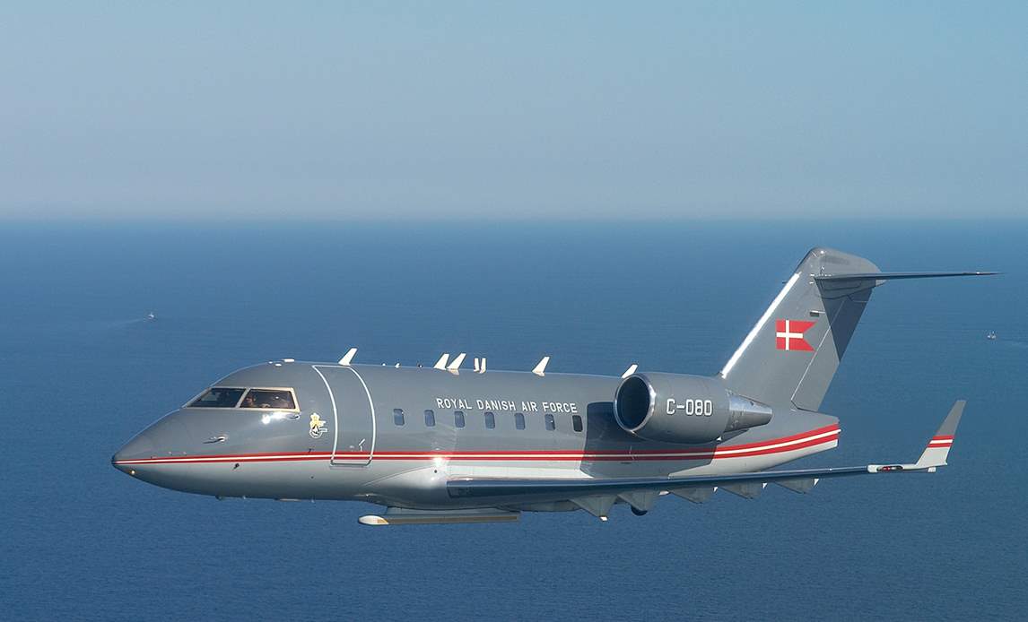 Challengerfly på patrulje over havet