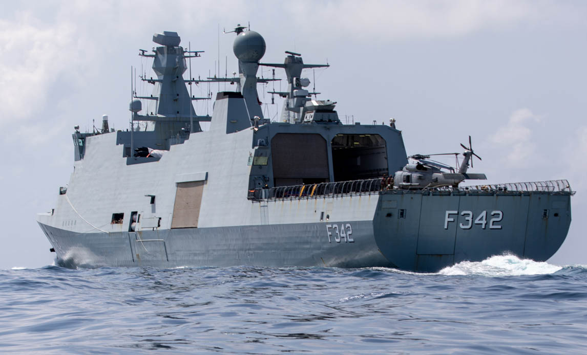 Esbern Snare på patrulje i Guineabugten. Helikopteren er trukket på dæk før dagens flyvning.