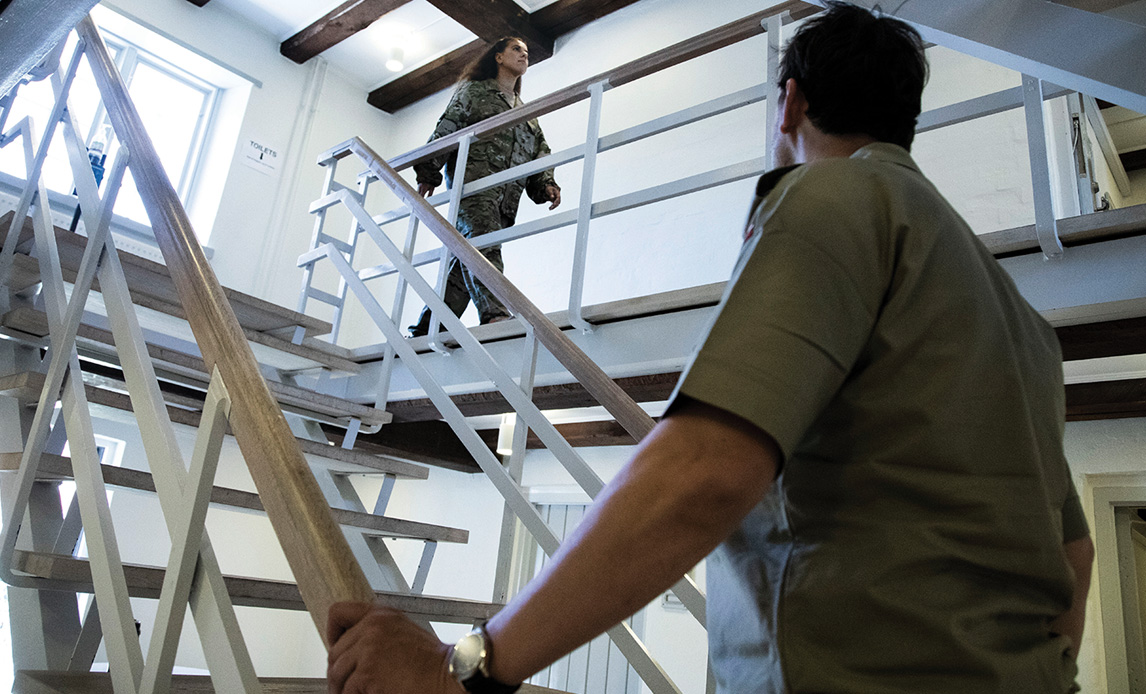 Mand og kvinde på trappe