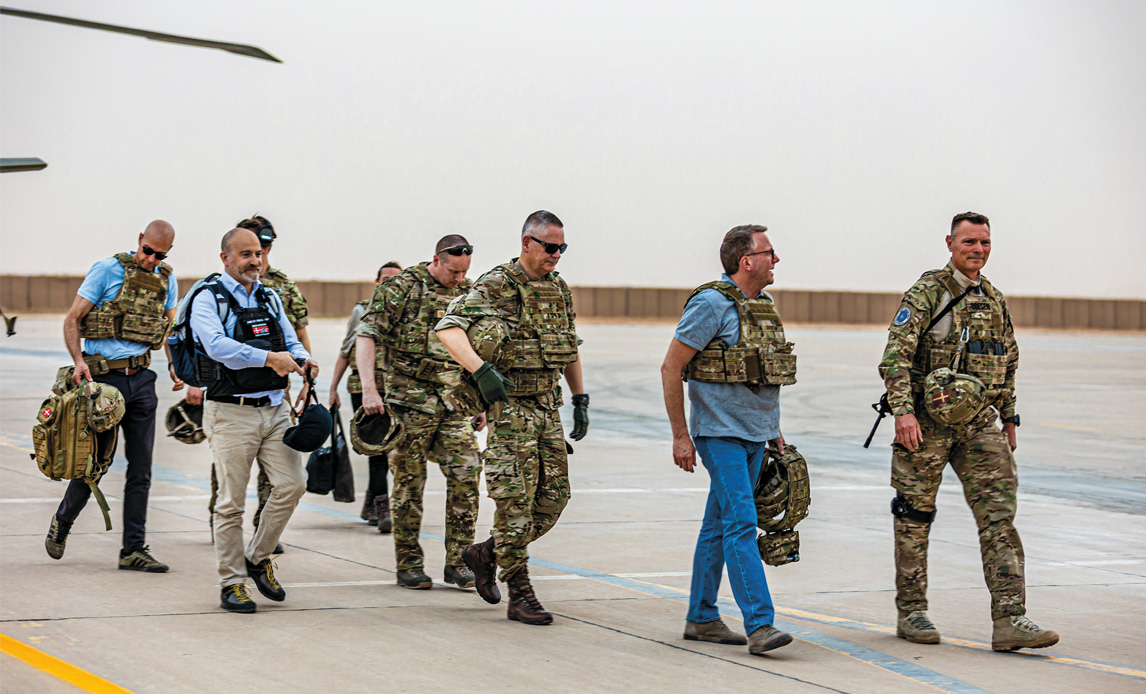 Forsvarsminister Morten Bødskov ved trappe i Forsvarsministeriet