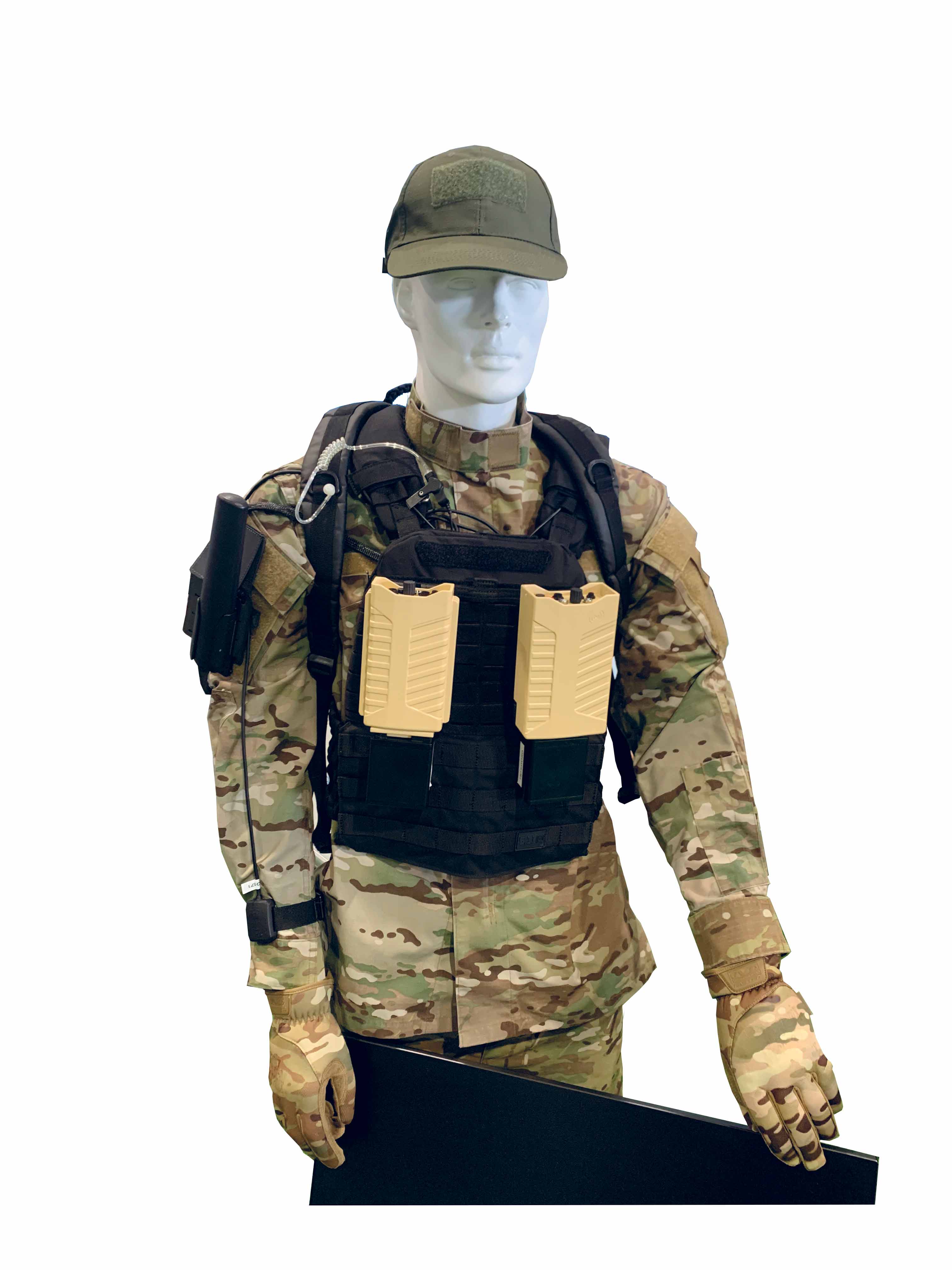 Dette sæt fra dansk-israelske MyDefence bæres af soldaten og er designet sådan, at enhederne kan passe i den taktiske vests magasinholder. Den ene enhed (Wingman) er en dronedetektor, og den anden enhed (Pitbull) er en jammer. Løsningen er udviklet med støtte fra Forsvarets Medfinansieringsordning.