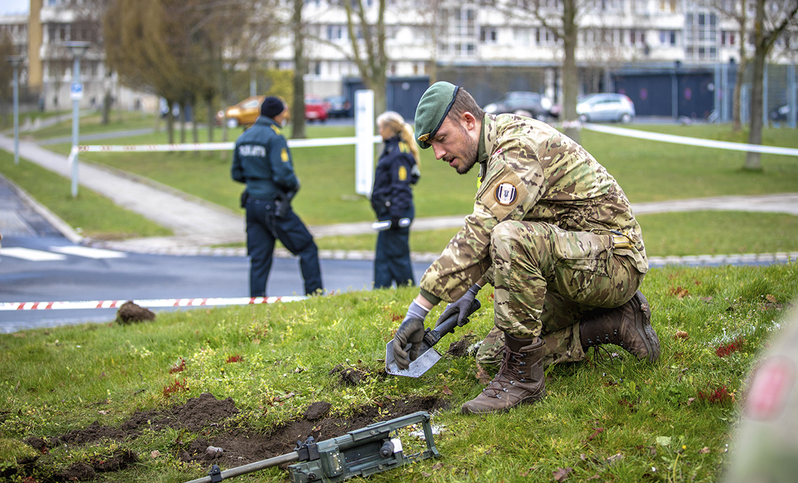 Specialister fra Ingeniørregimentet på eftersøgningsopgave for politiet.