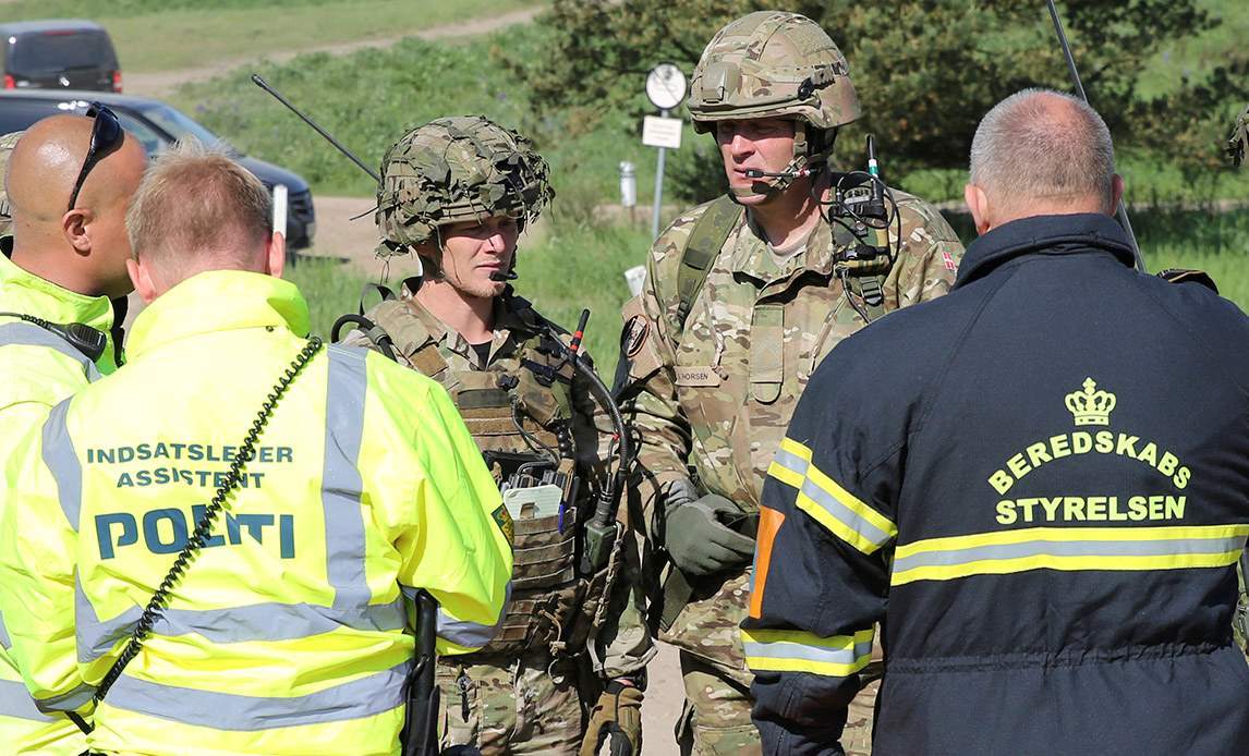 Værnepligtige soldater på katastrofeøvelse med beredskabet og politiet.