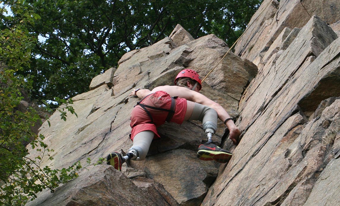 Skadet veteran med to proteser klatrer under en sportscamp på Bornholm.