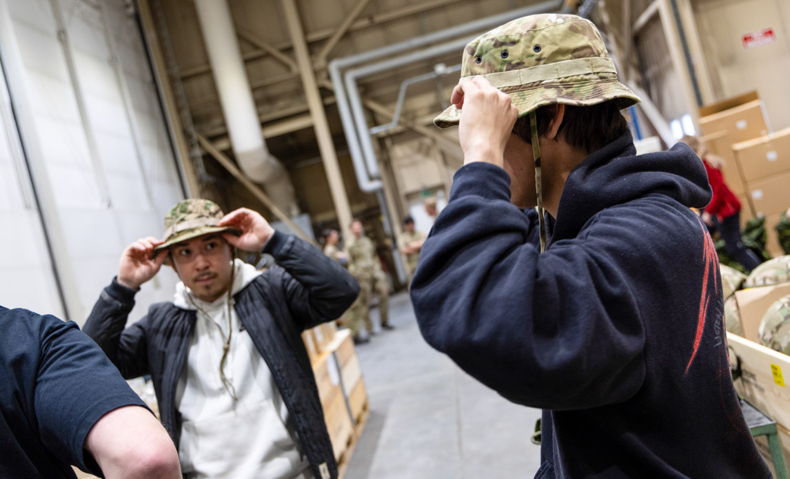 unge soldater i Grønland prøver uniformshat