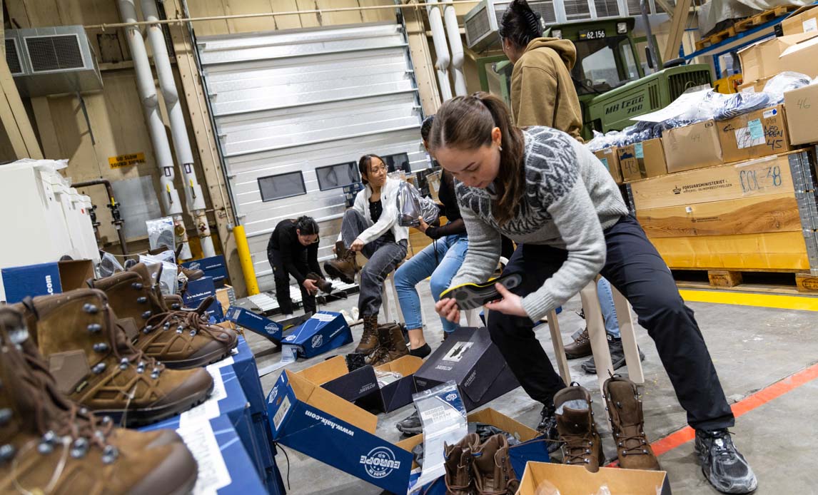 unge soldater i grønland prøver uniformsstøvler