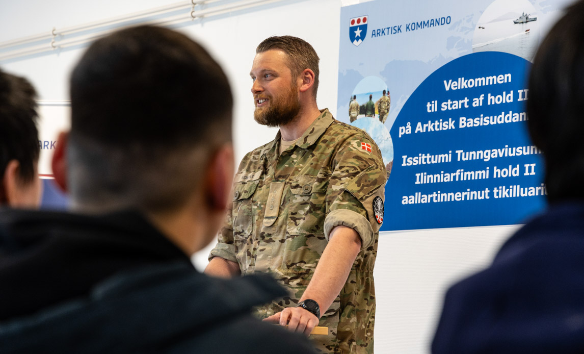 Chefen for Arktisk Basisuddannelse, Simon Kokfelt, byder de nye elever velkommen