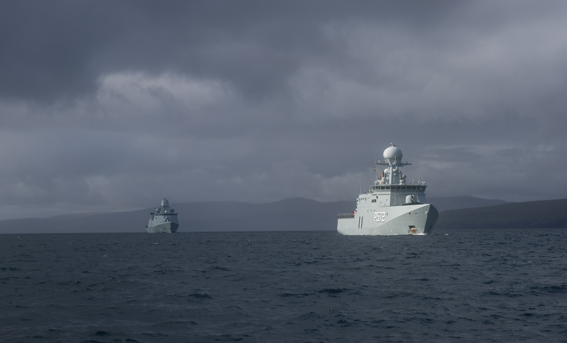Fregatten Niels Juel og inspektionsfartøjet Lauge Koch mødes i farvandet ud for Færøerne torsdag. Foto: Simon Elbeck / Forsvaret
