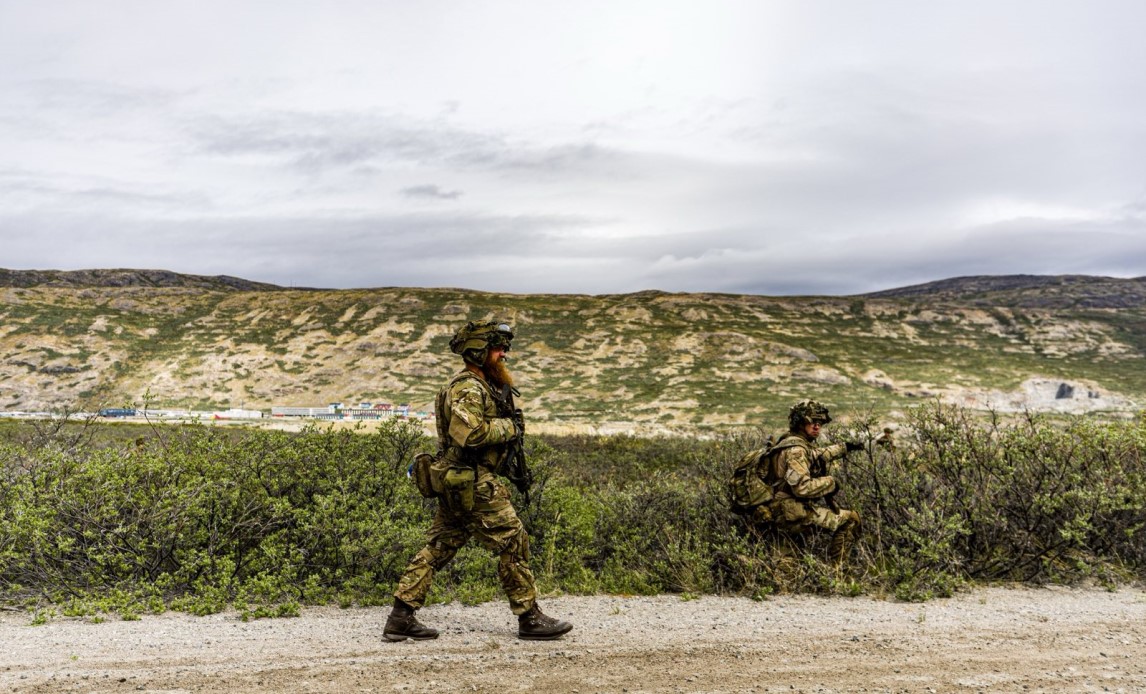 Soldater fra XIII Lette Infanteribataljon i gang med at gøre sig bekendte med deres omgivelser ved Kangerlussuaq i Grønland. Foto: Rebekka Gimm / Forsvaret