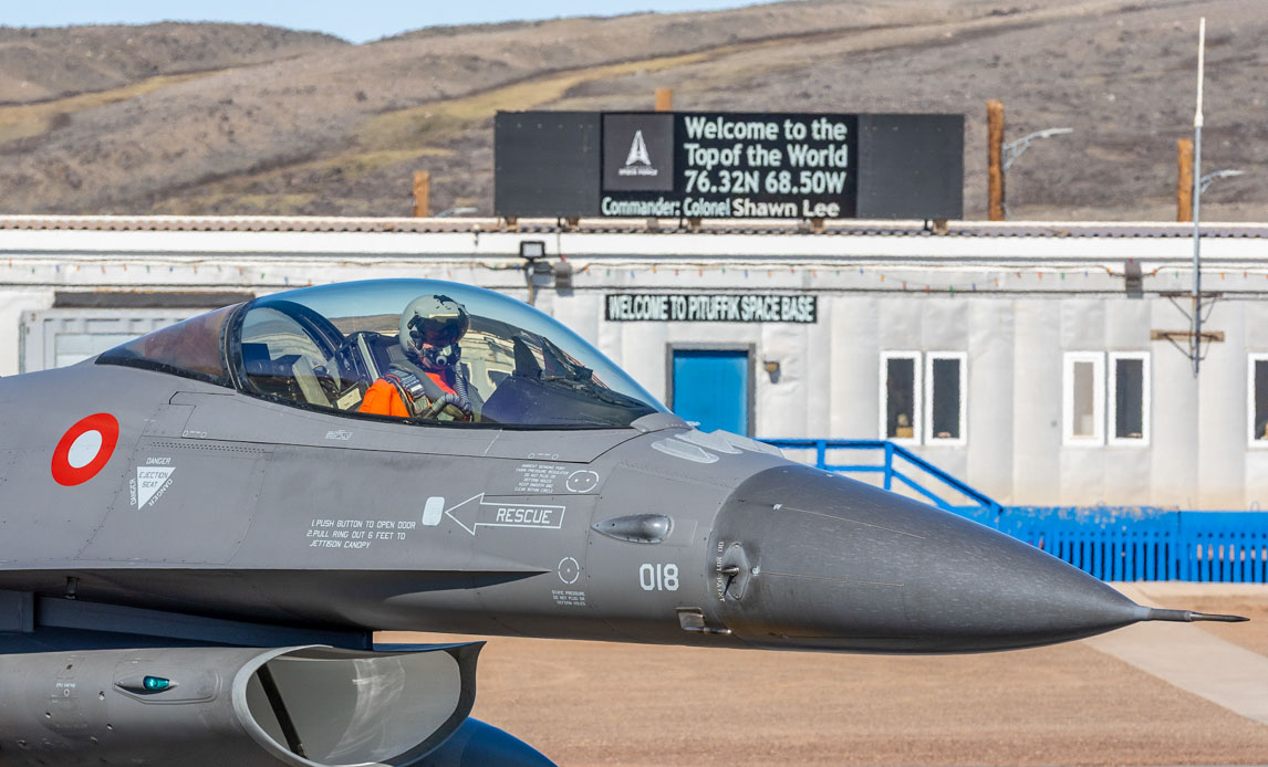 Dansk F-16 kampfly besøger den amerikanske base i Grønland.