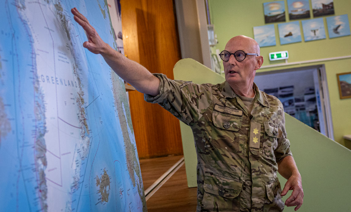 Chefen for Arktisk Kommando peger på et kort over Grønland