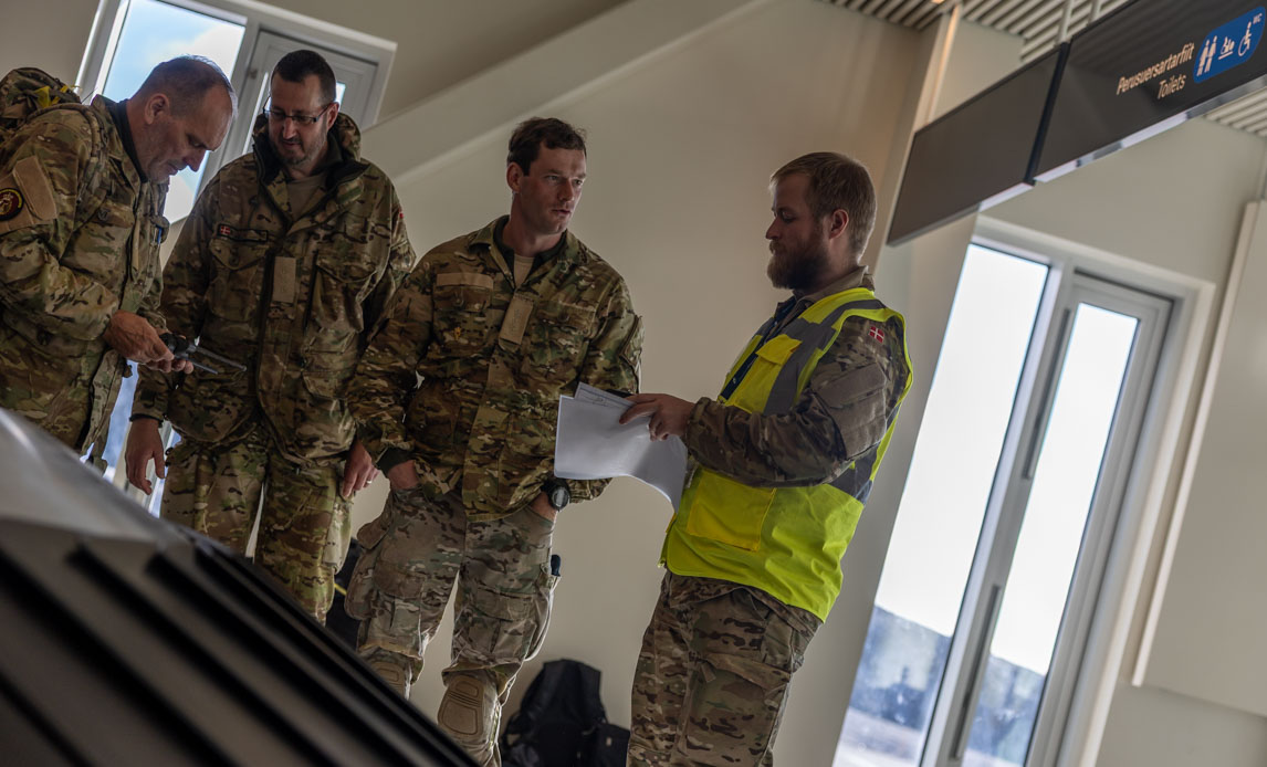 JMTO taler med soldater i Nuuk Lufthavn