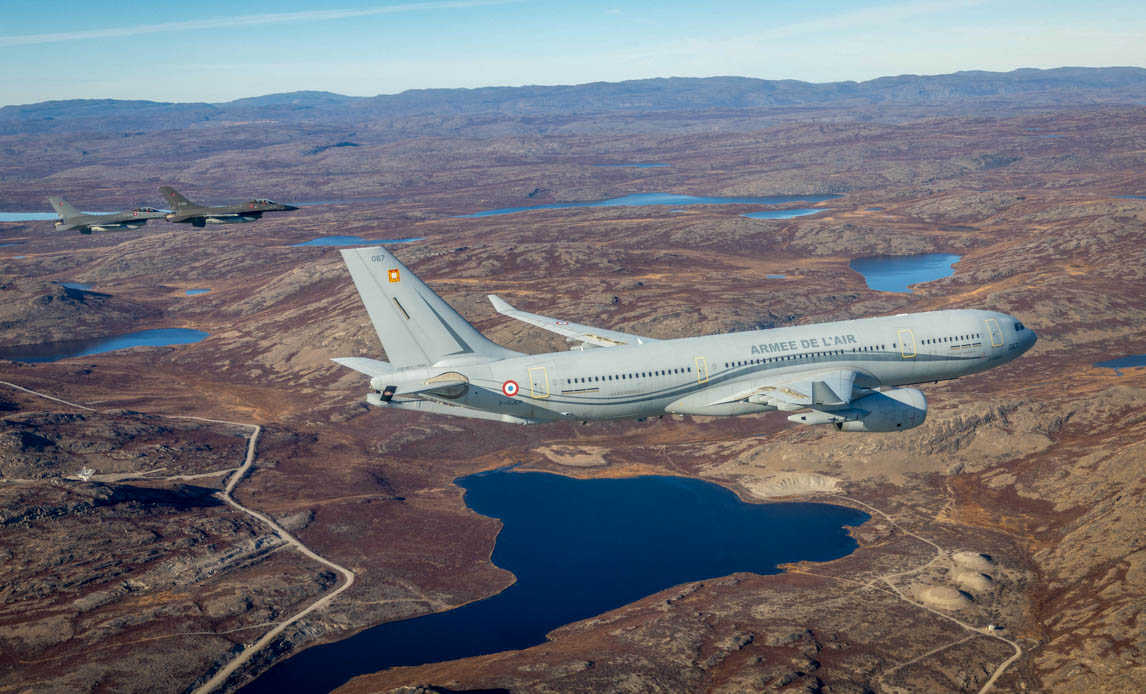 To F16 kampfly og et fransk lufttankningsfly