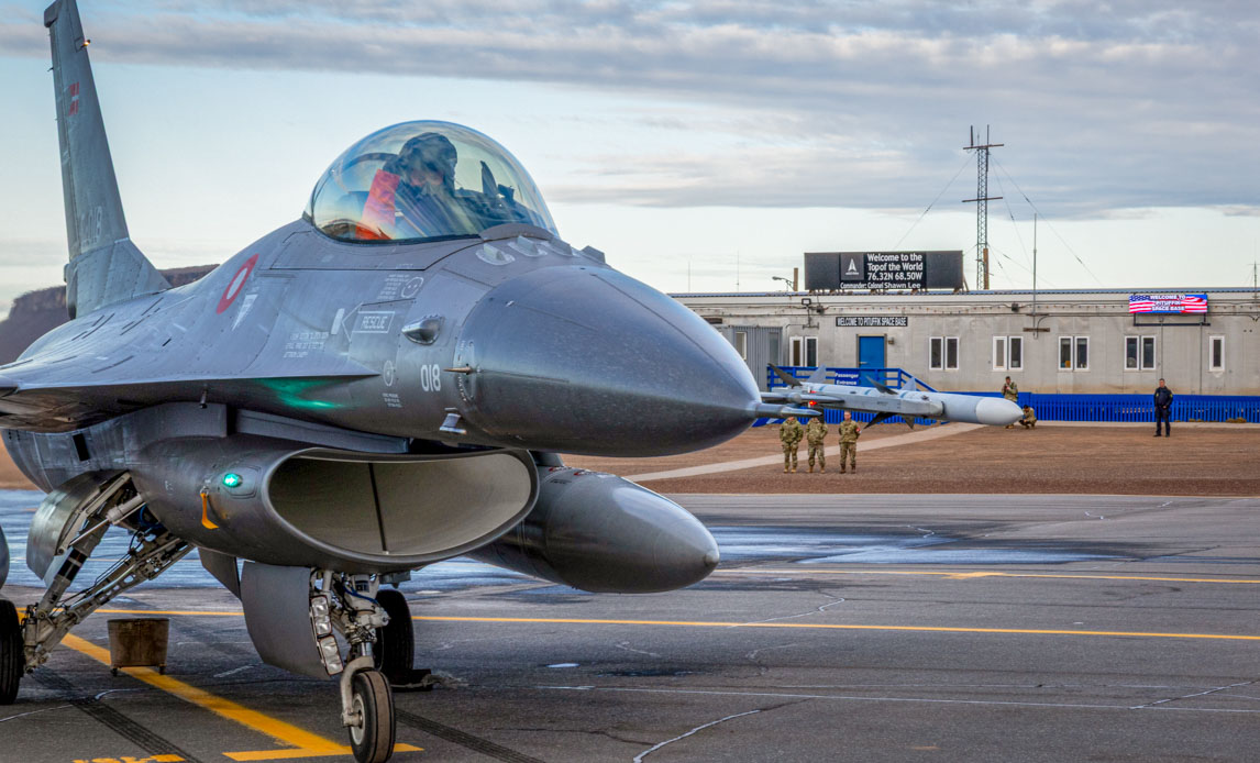 F-16 kampfly på besøg på amerikansk base i Grønland.