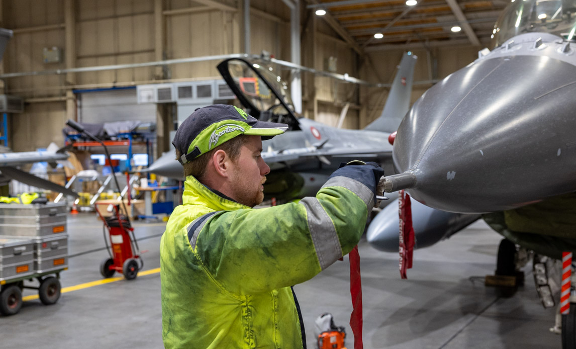 Klargøring af F-16 kampfly inden flyvning i Grønland.