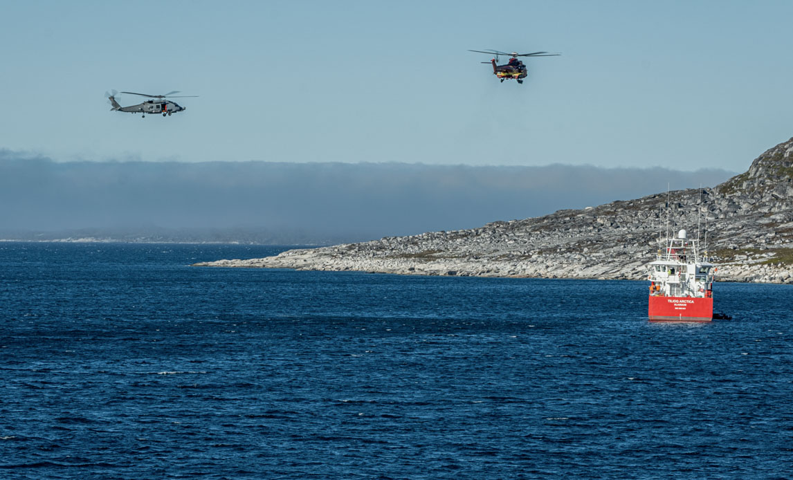 Skibe og helikoptere i havet ved Grønland