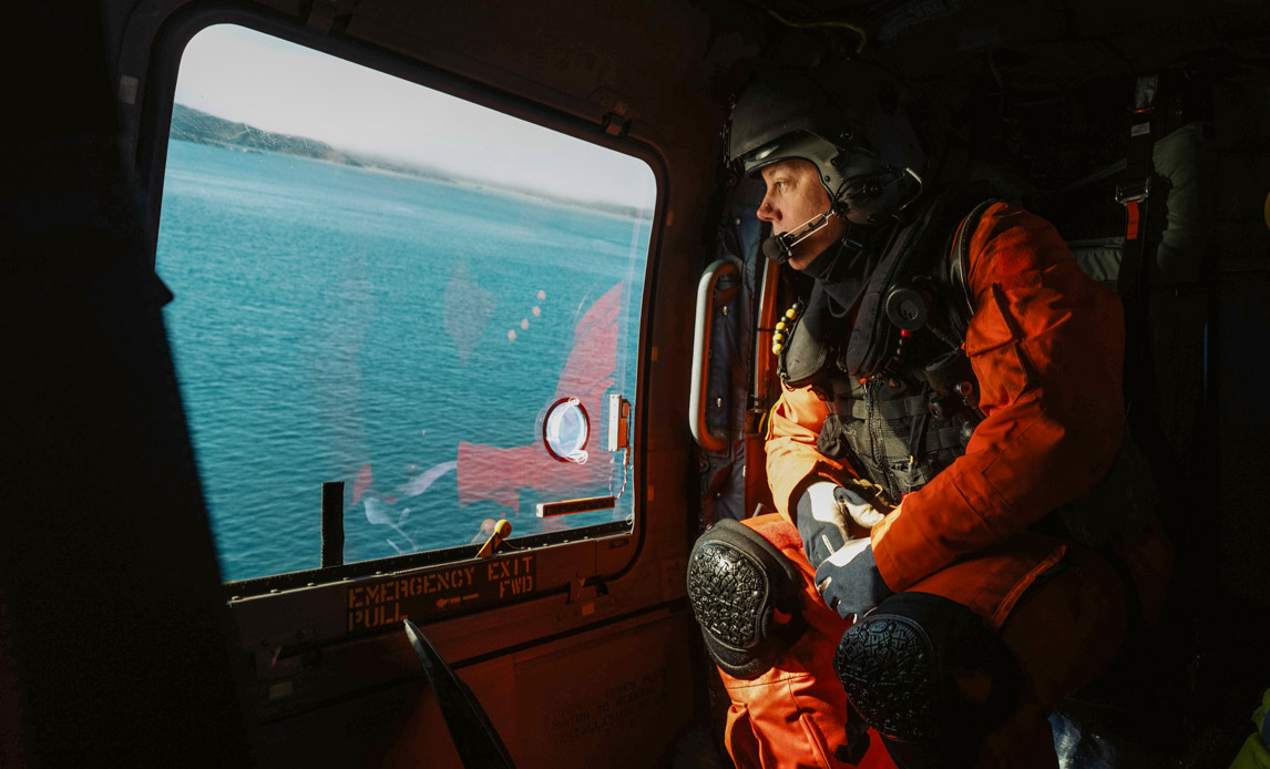 Redder på udkig i seahawk helikopter