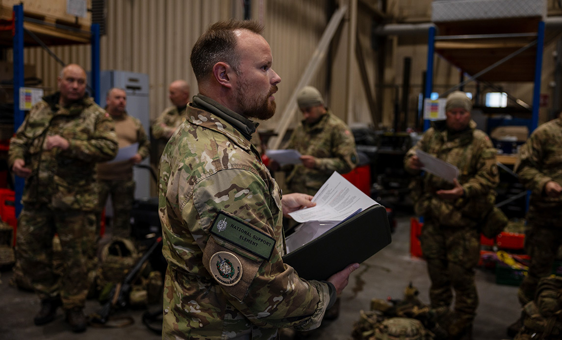 Morten giver velkomstbriefing i Arktisk Kommandos Hangar