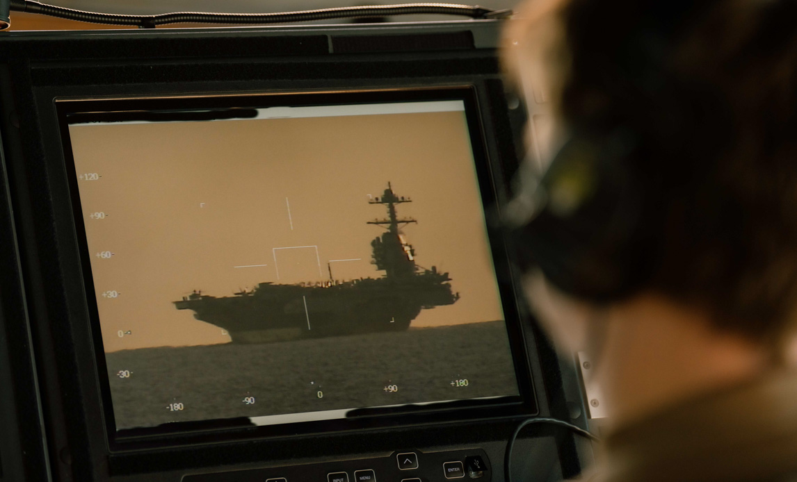 amerikansk hangarskib set på skærm