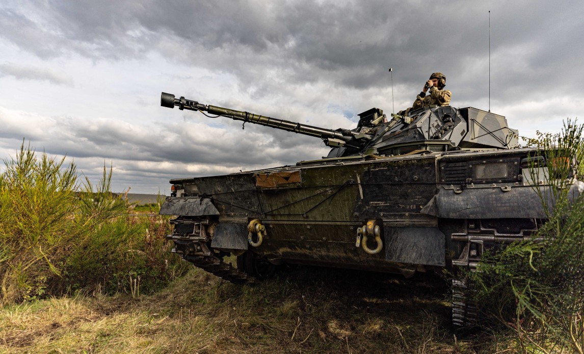 Infaterikampkøretøj på vagt.