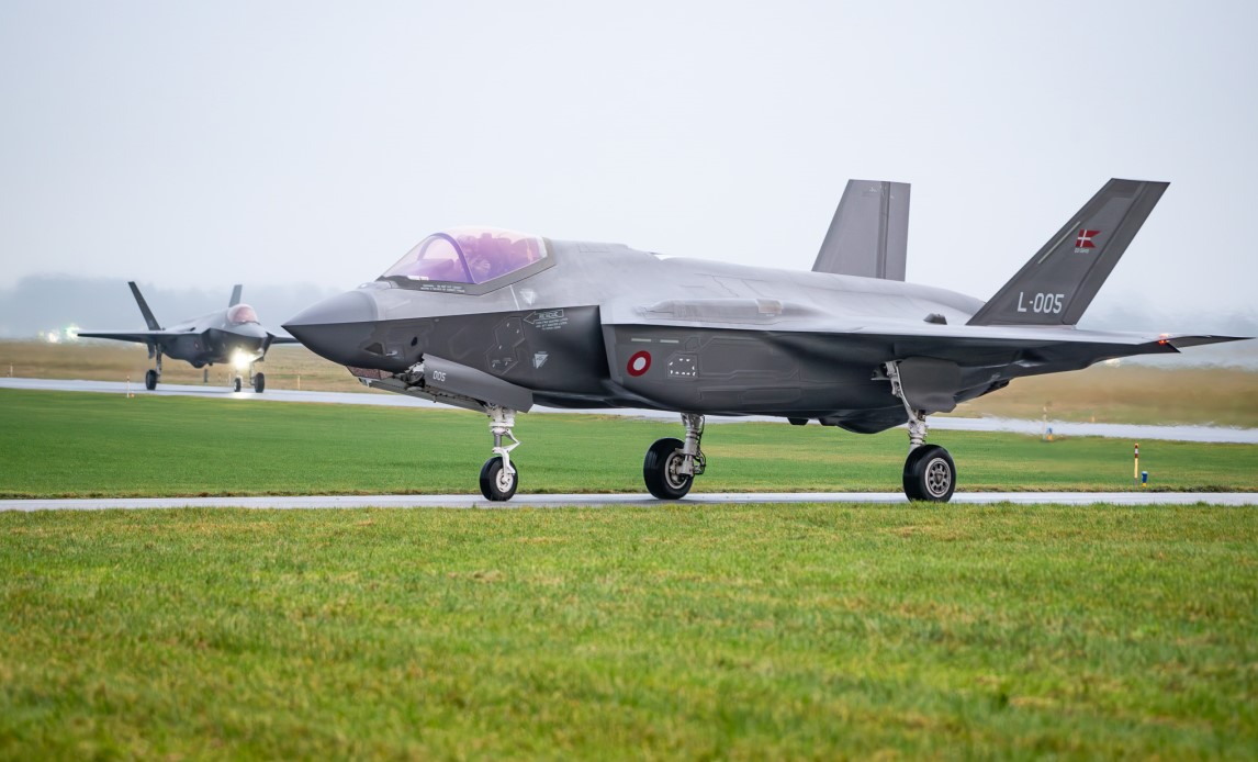 2 F-35 kampfly på landingsbane