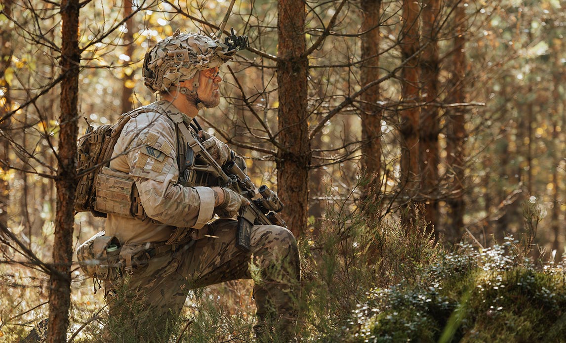 Gruppefører fra det mekaniserede infanteri på øvelse i tætbevokset skov